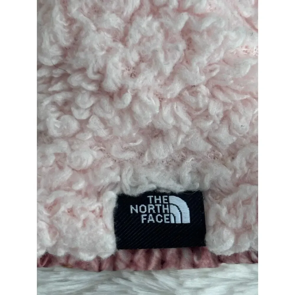 The North Face Baby Bear Suave Oso Mitts in a pink knit pattern.Size XXS